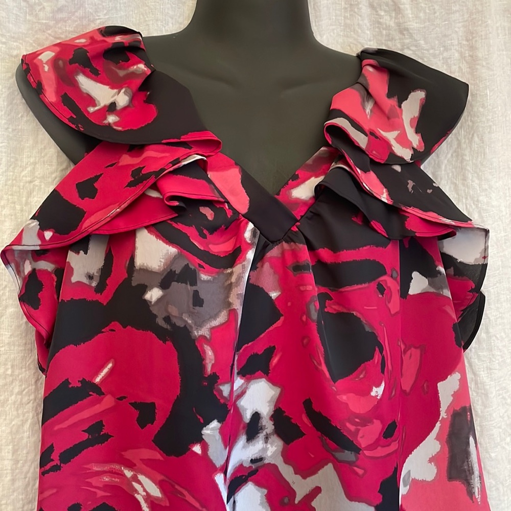 Medium Anne Klein Ruffled Blouse Sleeveless ❤️